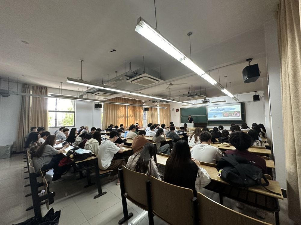 dcbox小金库app科技集团在南京邮电大学通达学院举办讲座